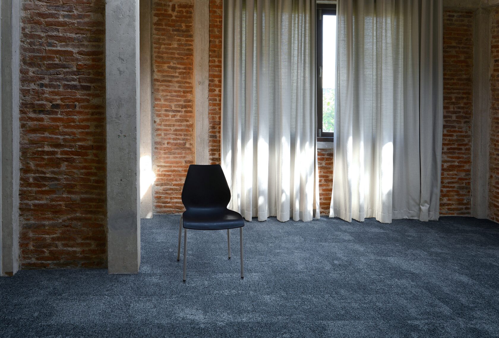 Ковровая плитка Bonkeel Sensei Blue 500×500×6,5 фото в интерьере